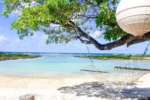 Private beach, sun-loungers, beach umbrellas, beach towels - Le Life Resort (Epule)