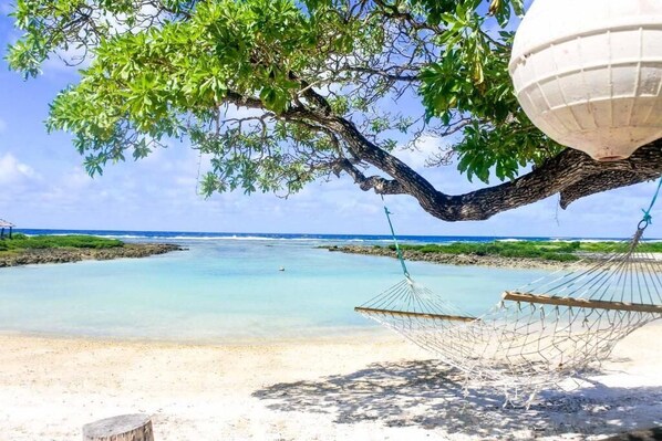 Private beach, sun loungers, beach umbrellas, beach towels - Le Life Resort (Epule)