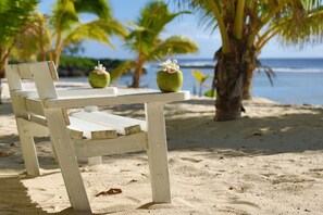 Private beach, white sand, free beach cabanas, snorkelling - White Sands Beach Resort Tonga (Kanokupolu)