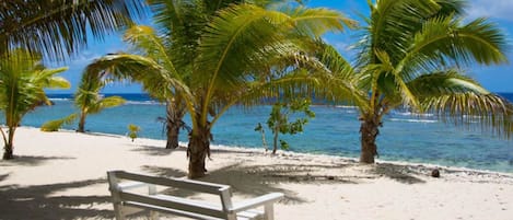Playa privada, arena blanca, cabañas de uso gratuito y buceo con tubo