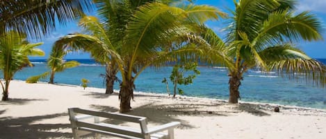 Een privéstrand, wit zand, gratis strandcabana's, snorkelen