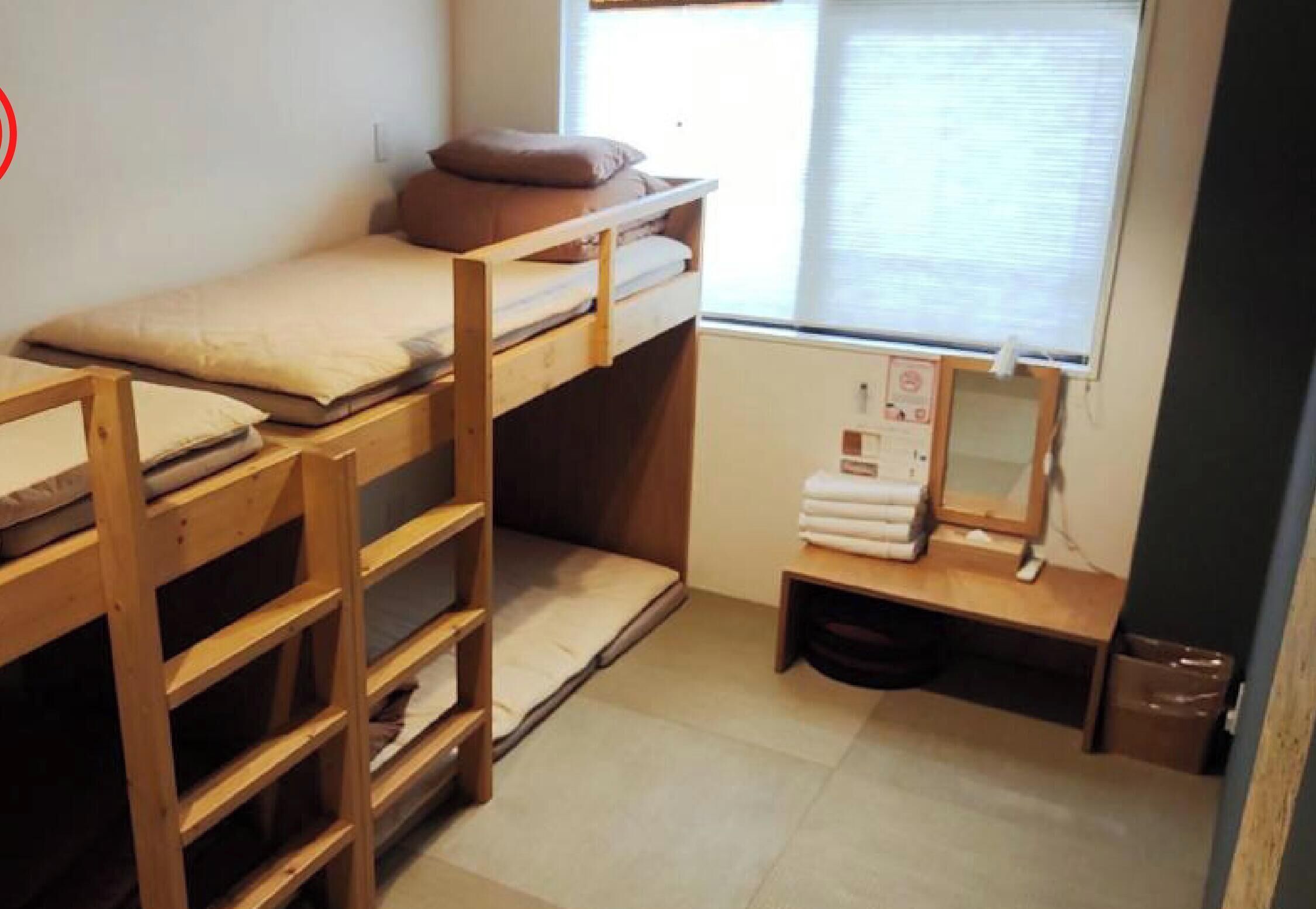 Vierpersoonskamer, gedeelde badkamer (Check in before 10pm) | Donzen dekbedden, gratis wifi, beddengoed