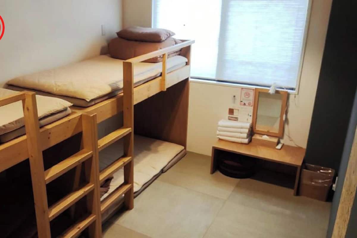 Vierpersoonskamer, gedeelde badkamer (Check in before 10pm) | Donzen dekbedden, gratis wifi, beddengoed