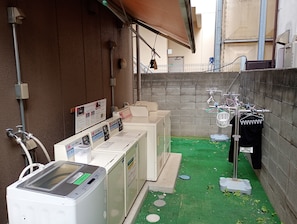 Laundry - J-Hoppers Osaka Universal - Hostel (Osaka)