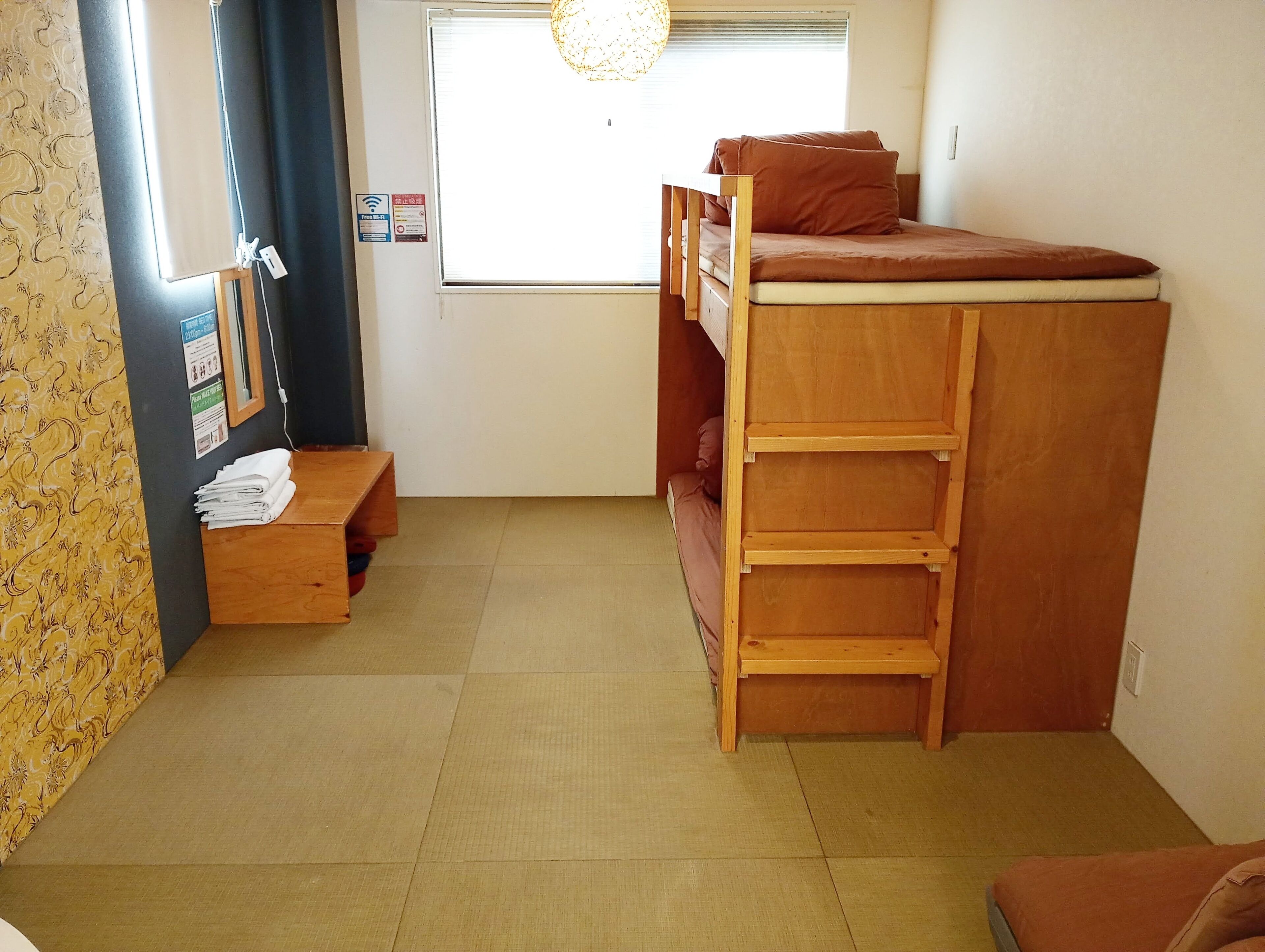 Habitación triple, baño compartido (Check in before 10pm) | Edredón, wifi gratis y ropa de cama 