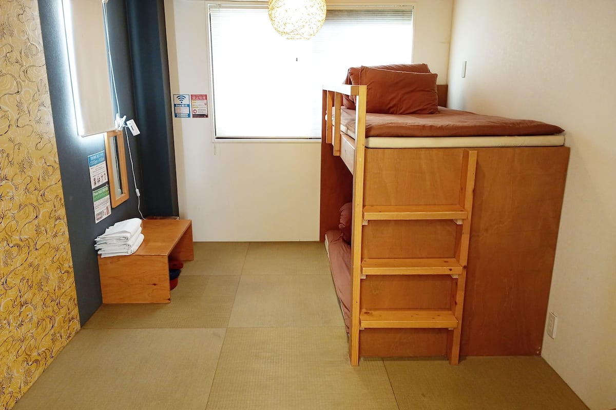 Habitación triple, baño compartido (Check in before 10pm) | Edredón, wifi gratis y ropa de cama