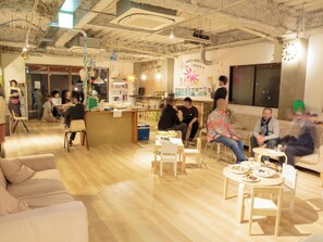 Lobby lounge - J-Hoppers Osaka Universal - Hostel (Osaka)