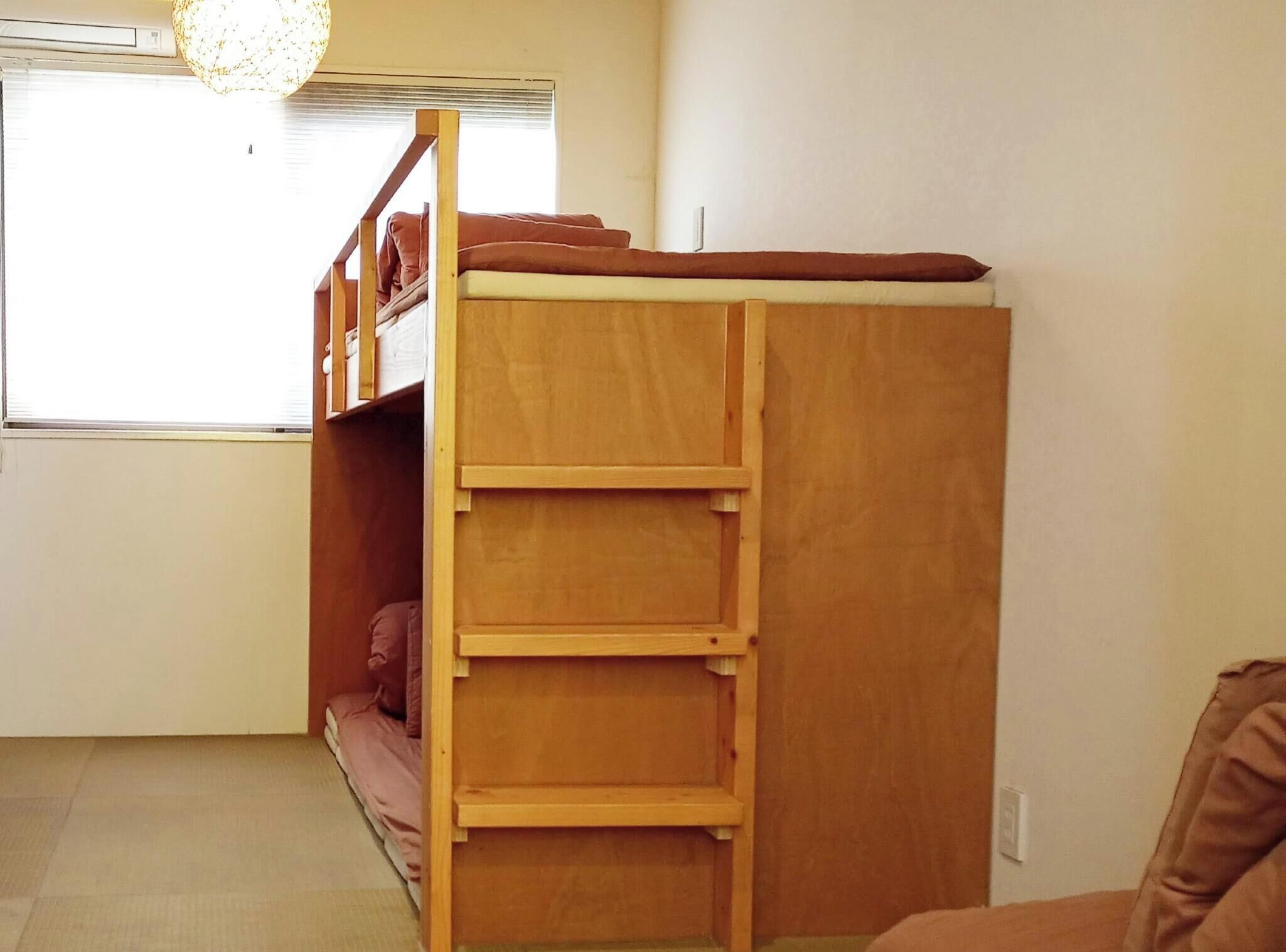 Driepersoonskamer, gedeelde badkamer (Check in before 10pm) | Donzen dekbedden, gratis wifi, beddengoed