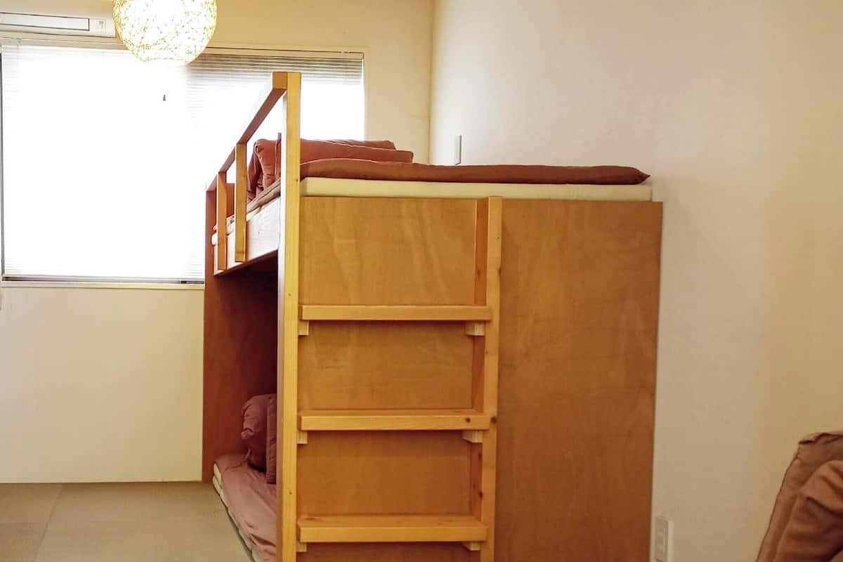 Driepersoonskamer, gedeelde badkamer (Check in before 10pm) | Donzen dekbedden, gratis wifi, beddengoed