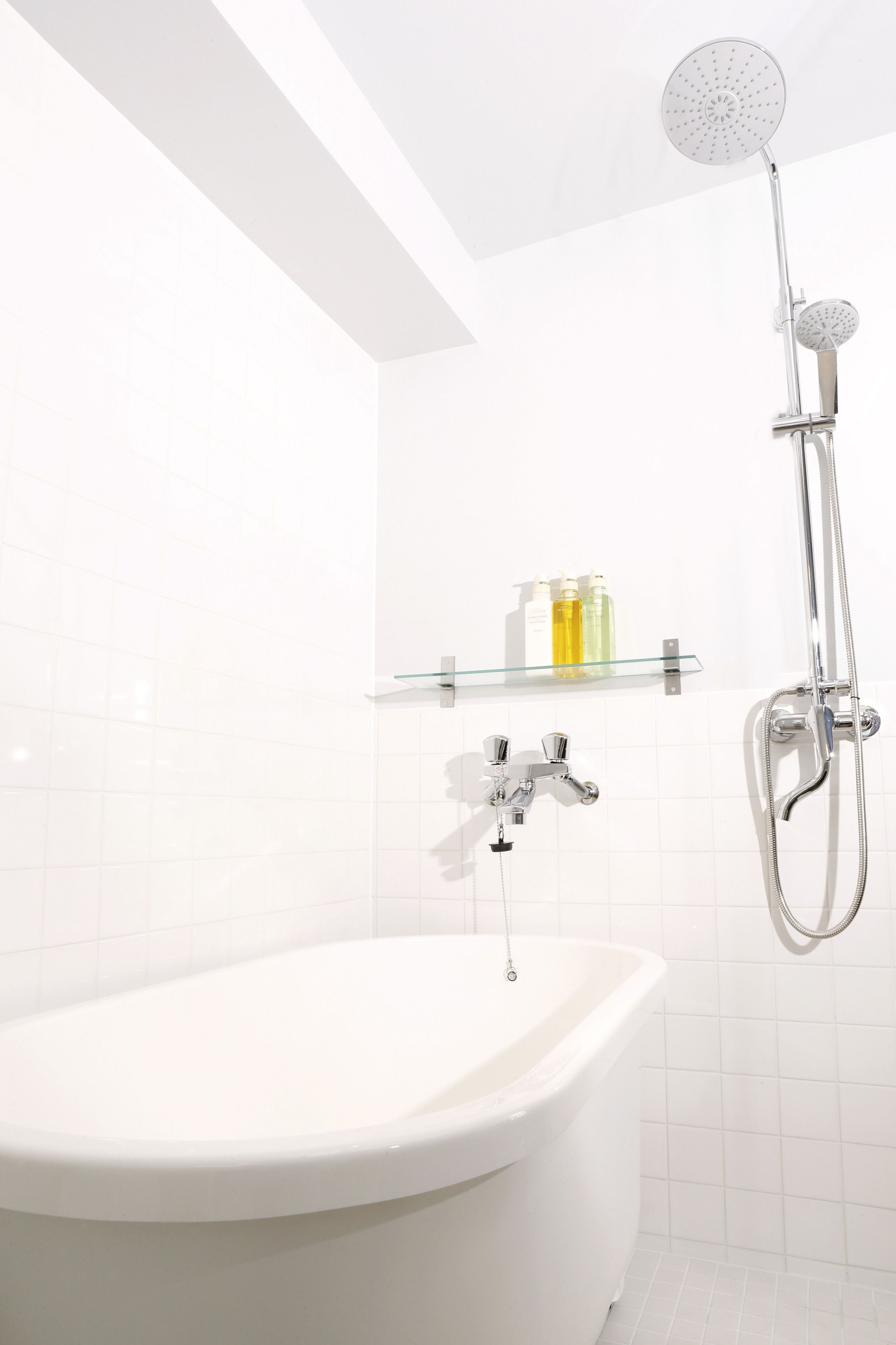 combined shower/bathtub, deep-soaking bathtub, free toiletries