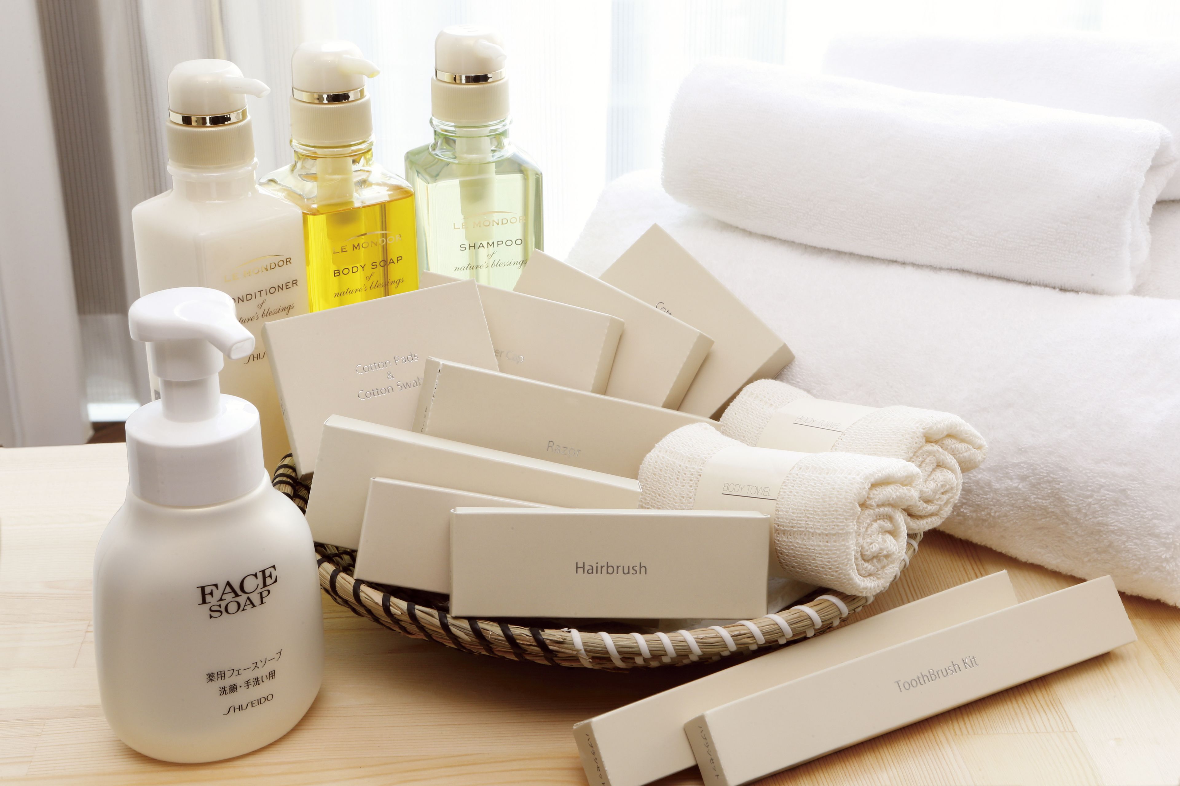 combined shower/bathtub, deep-soaking bathtub, free toiletries