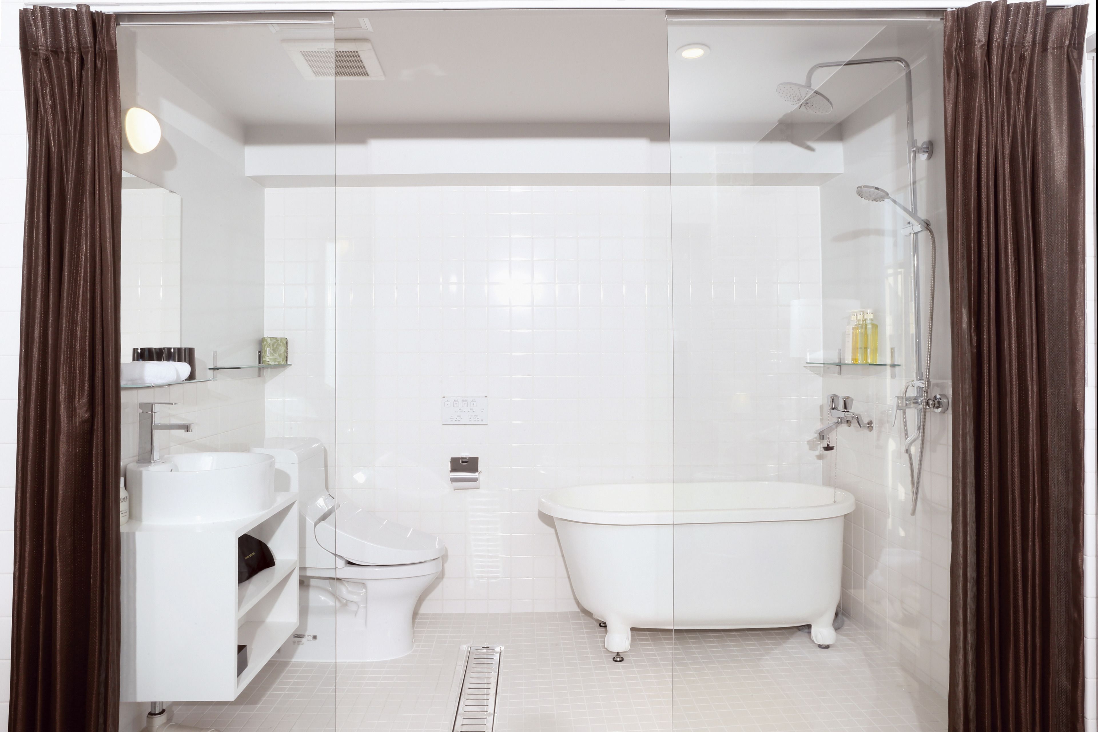 combined shower/bathtub, deep-soaking bathtub, free toiletries