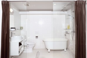 Combined shower/tub, deep soaking tub, free toiletries, hair dryer - The Rooms Osaka (Osaka)