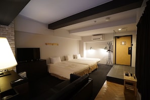 Quarto triplo, para não fumantes | Cofres nos quartos, escrivaninha, cortinas blackout, Wi-Fi de cortesia