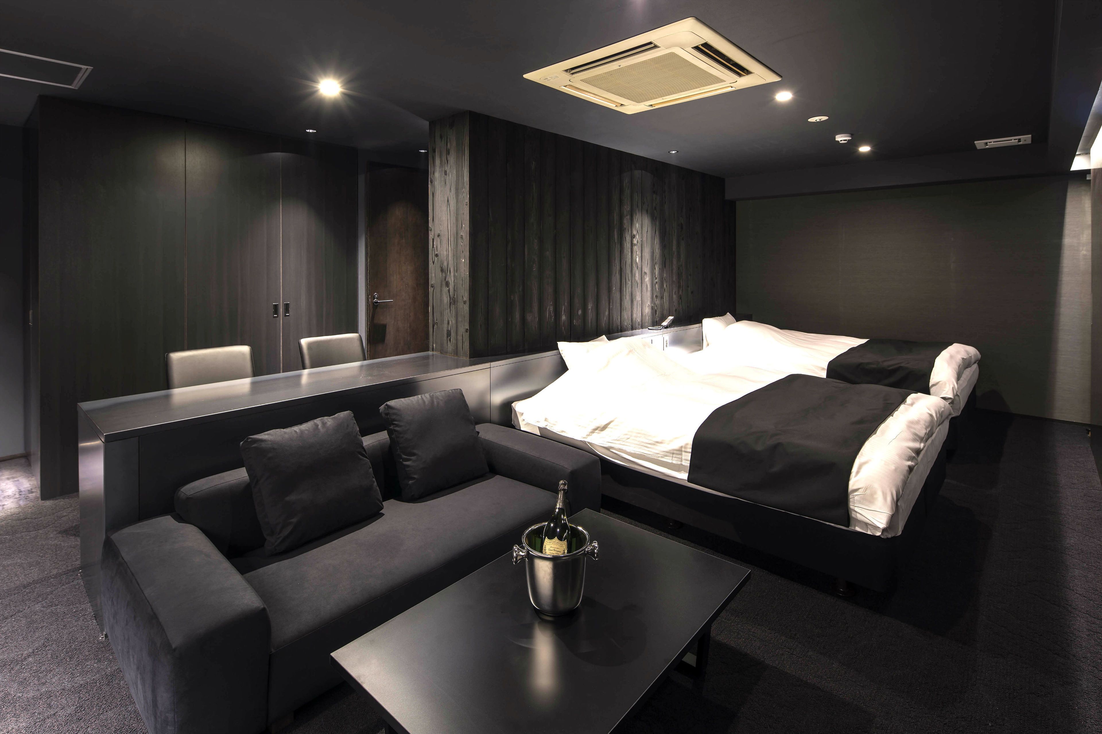 calligraphy room 614 | 1 bedroom, in-room safe, individually decorated, desk