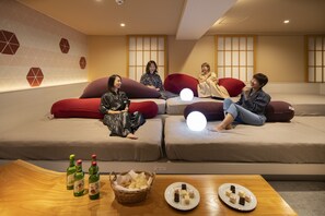 Huone (Japanese Suite 812) | Tallelokero huoneessa, yksilöllisesti sisustettu, työpöytä