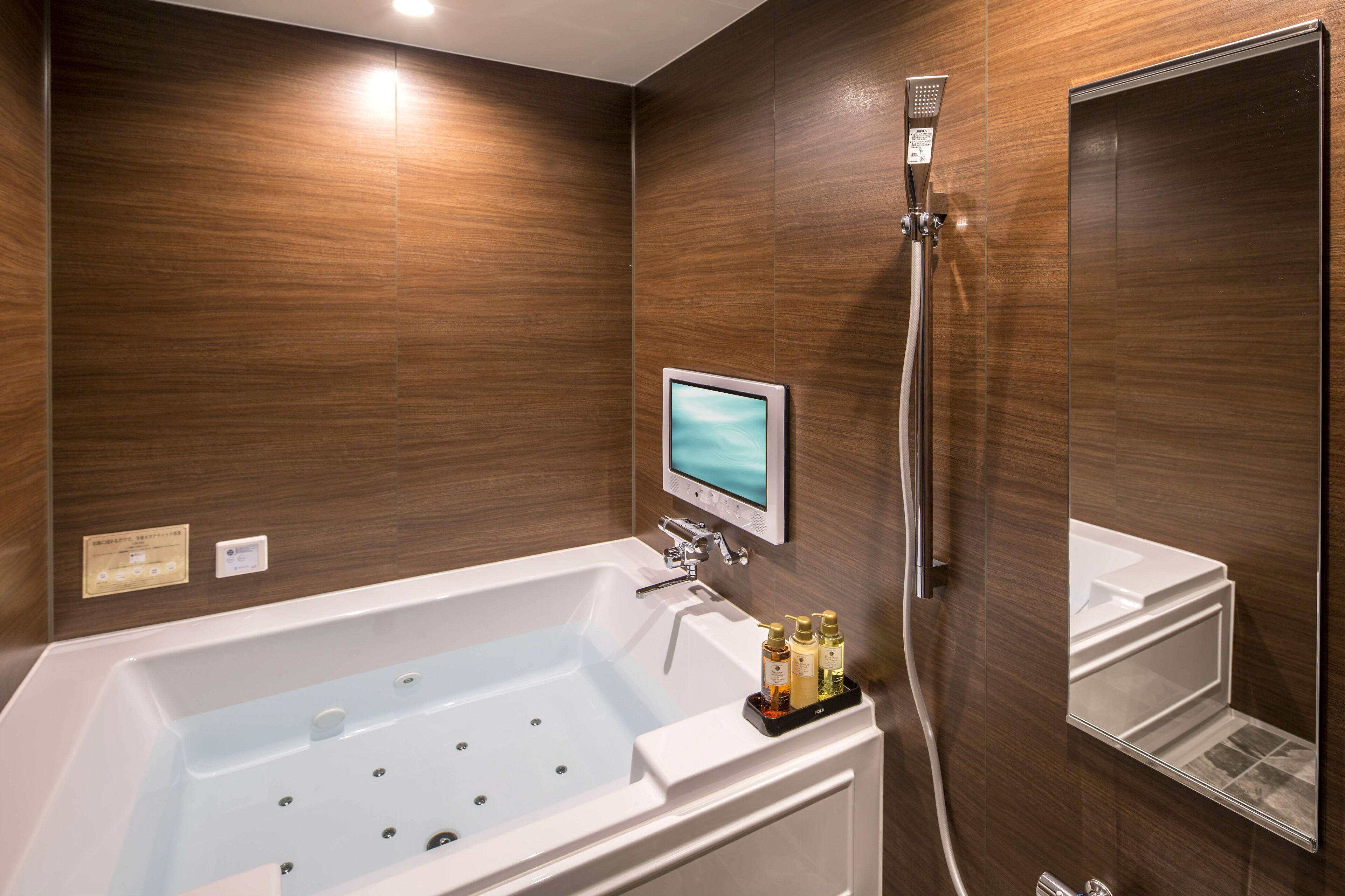 amethyst room 612 | bathroom | combined shower/bathtub, deep-soaking bathtub, rainfall showerhead