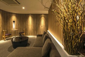 Coffres-forts dans les chambres, décoration personnalisée, bureau