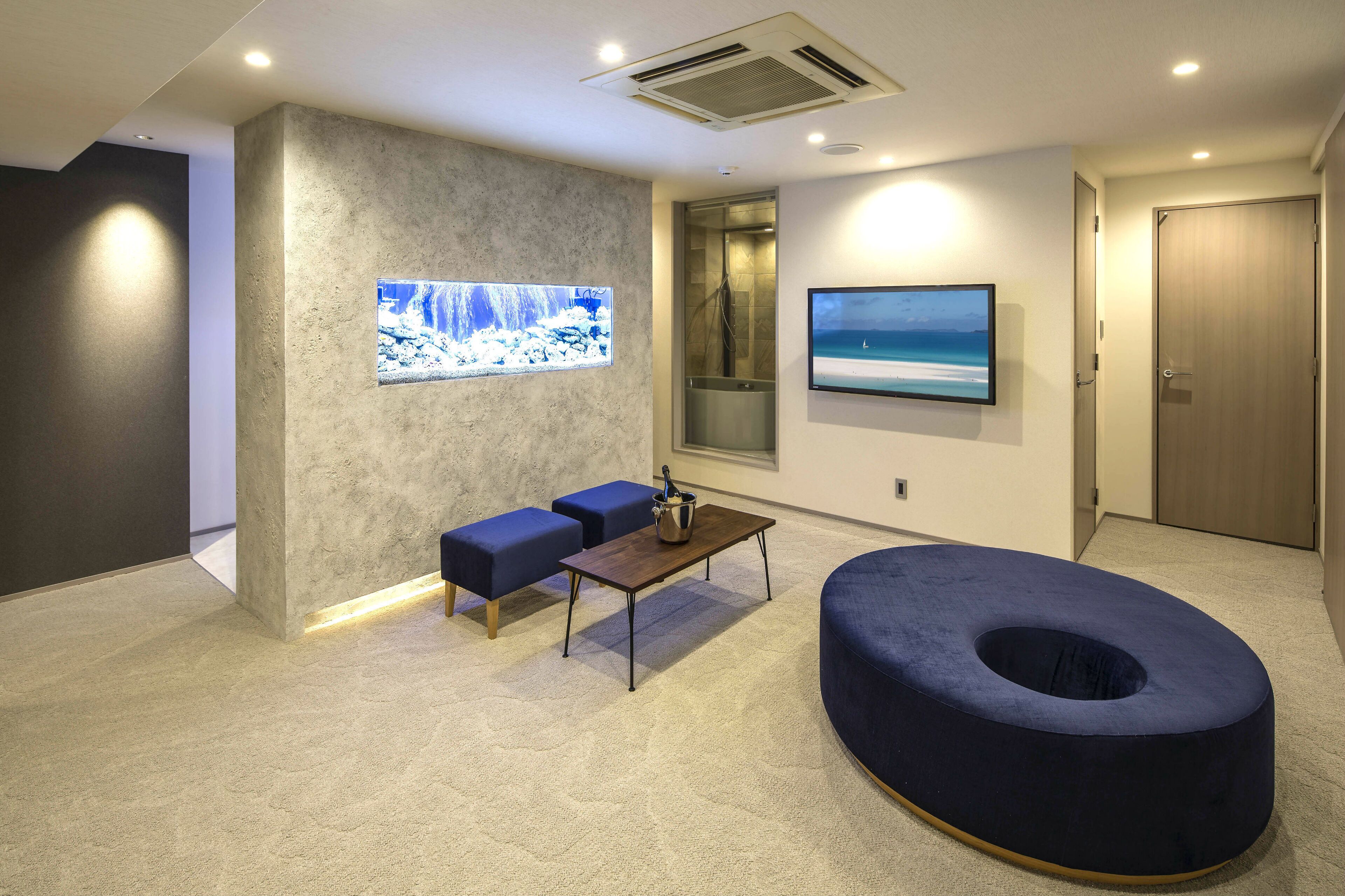 design suite, non smoking | 1 bedroom, in-room safe, individually decorated, desk