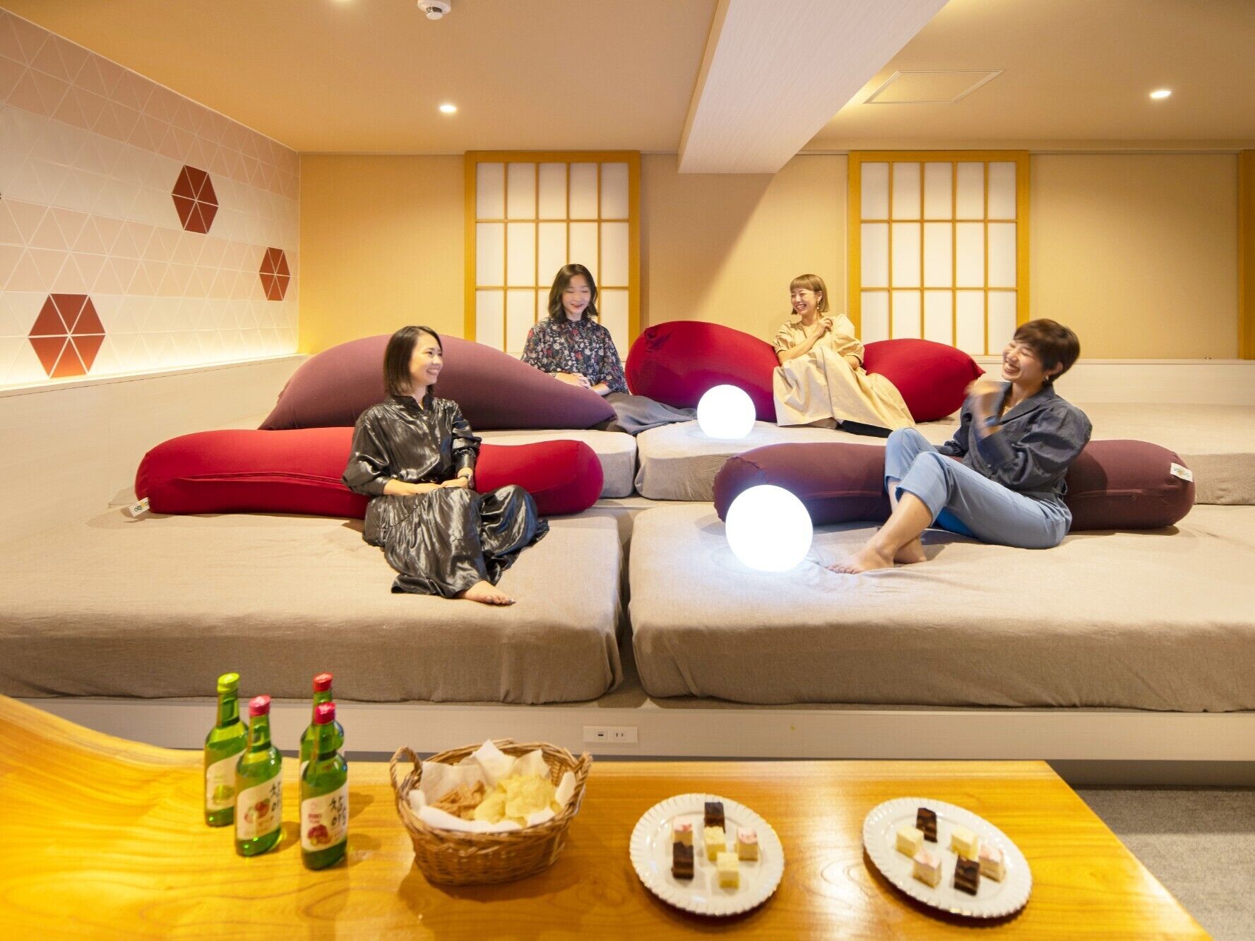 Quarto (Japanese Suite 812) | Cofres nos quartos, escrivaninha, espaço de trabalho para notebook