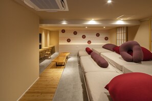 Rom (Japanese Suite 812) | Safe på rommet, individuelt dekorert og skrivebord