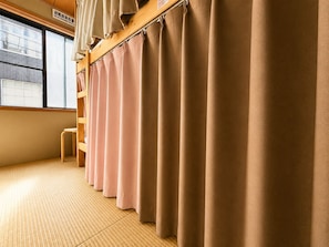 Dormitorio compartido económico, solo para mujeres | Wifi gratis y ropa de cama