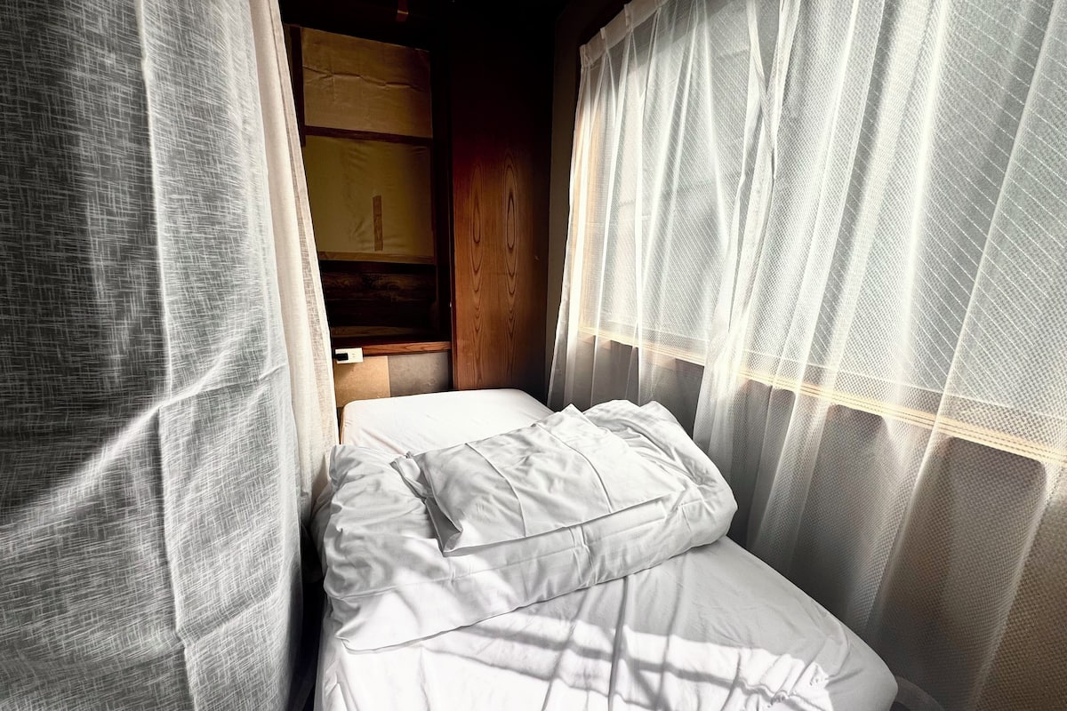 Free WiFi, bed sheets