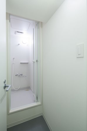 Dormitório compartilhado, somente para mulheres | Banheiro | Chuveiro, secador de cabelo, shampoo, papel higiênico
