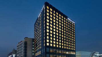 Premium bedding, down comforters, in-room safe, desk