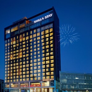 Premium bedding, down duvets, in-room safe, desk - Shilla Stay Cheonan (Cheonan)