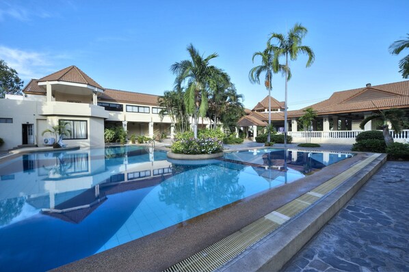 2 kolam renang outdoor, dengan kursi berjemur