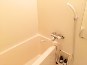 Deep-soaking bathtub - Matsuya House (Osaka)