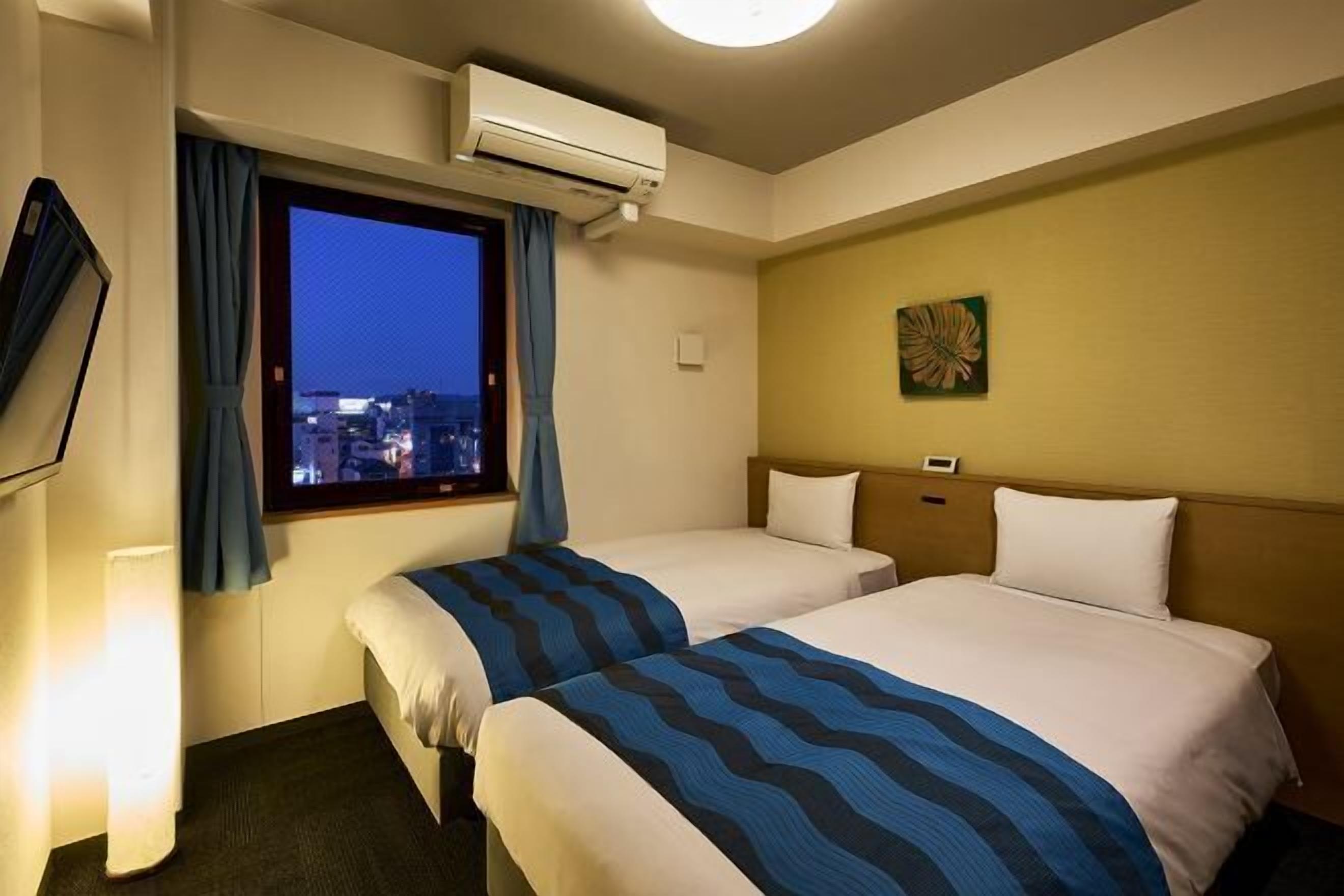 Premium bedding, desk, iron/ironing board, free WiFi