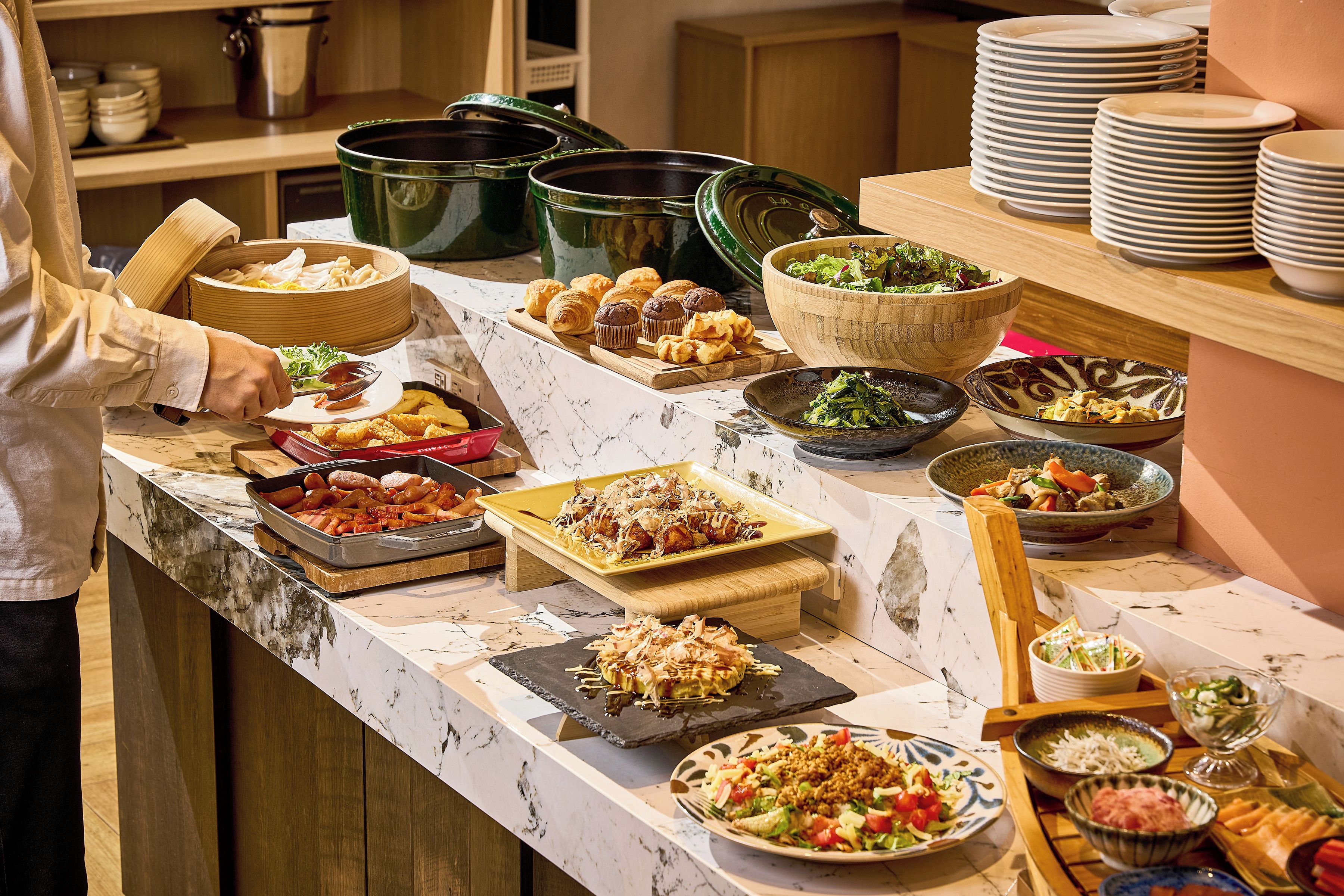 Ein reichhaltiges Buffet mit verschiedenen Speisen und Geschirr.