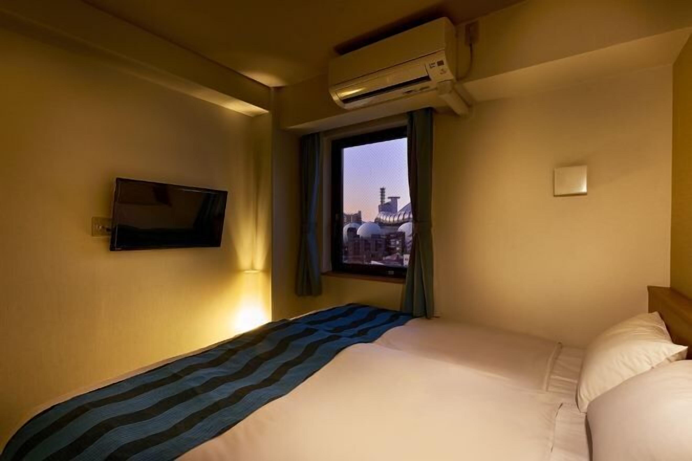 Premium bedding, desk, iron/ironing board, free WiFi