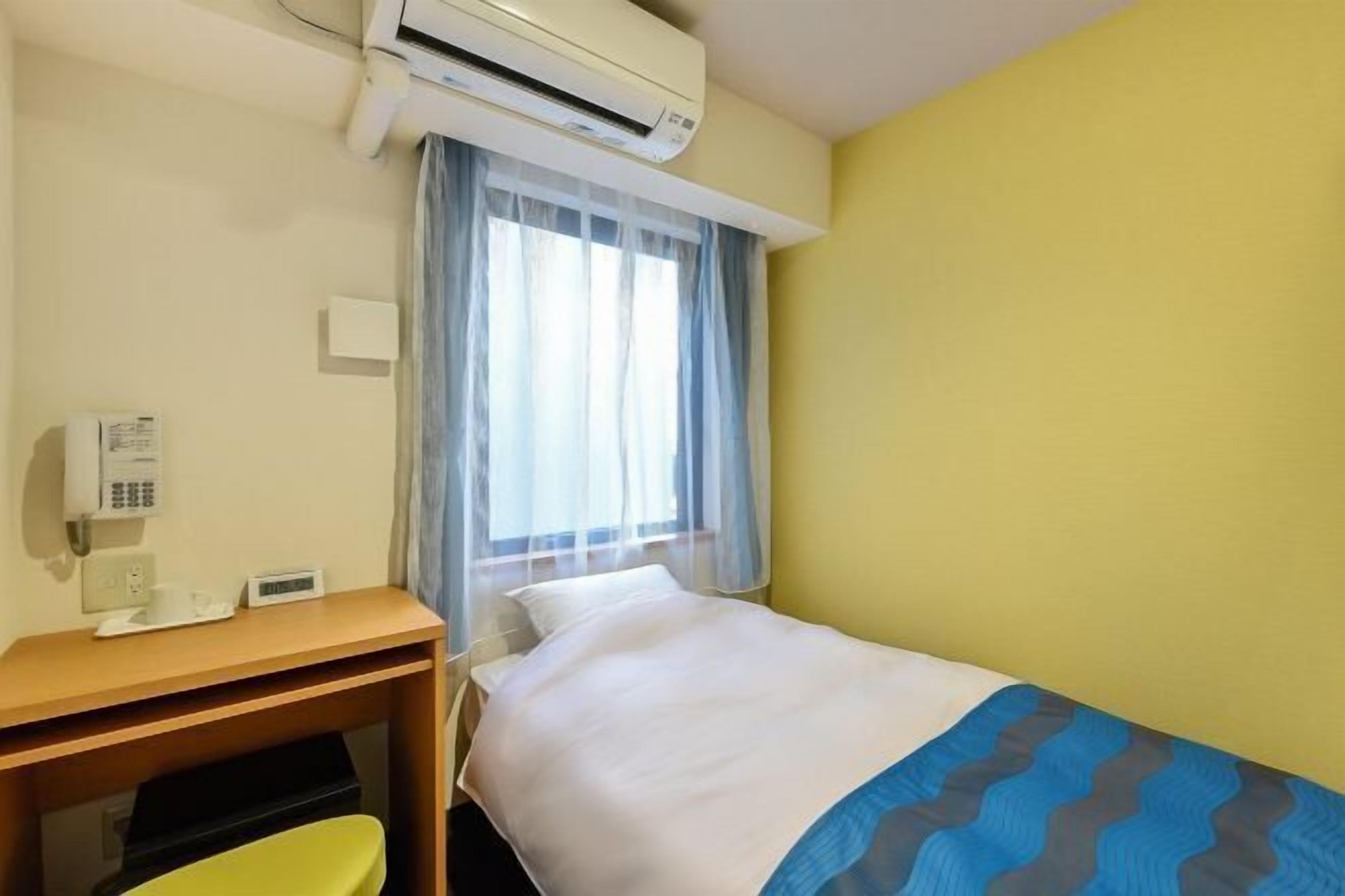 Sengetøy av topp kvalitet, skrivebord og strykejern/-brett