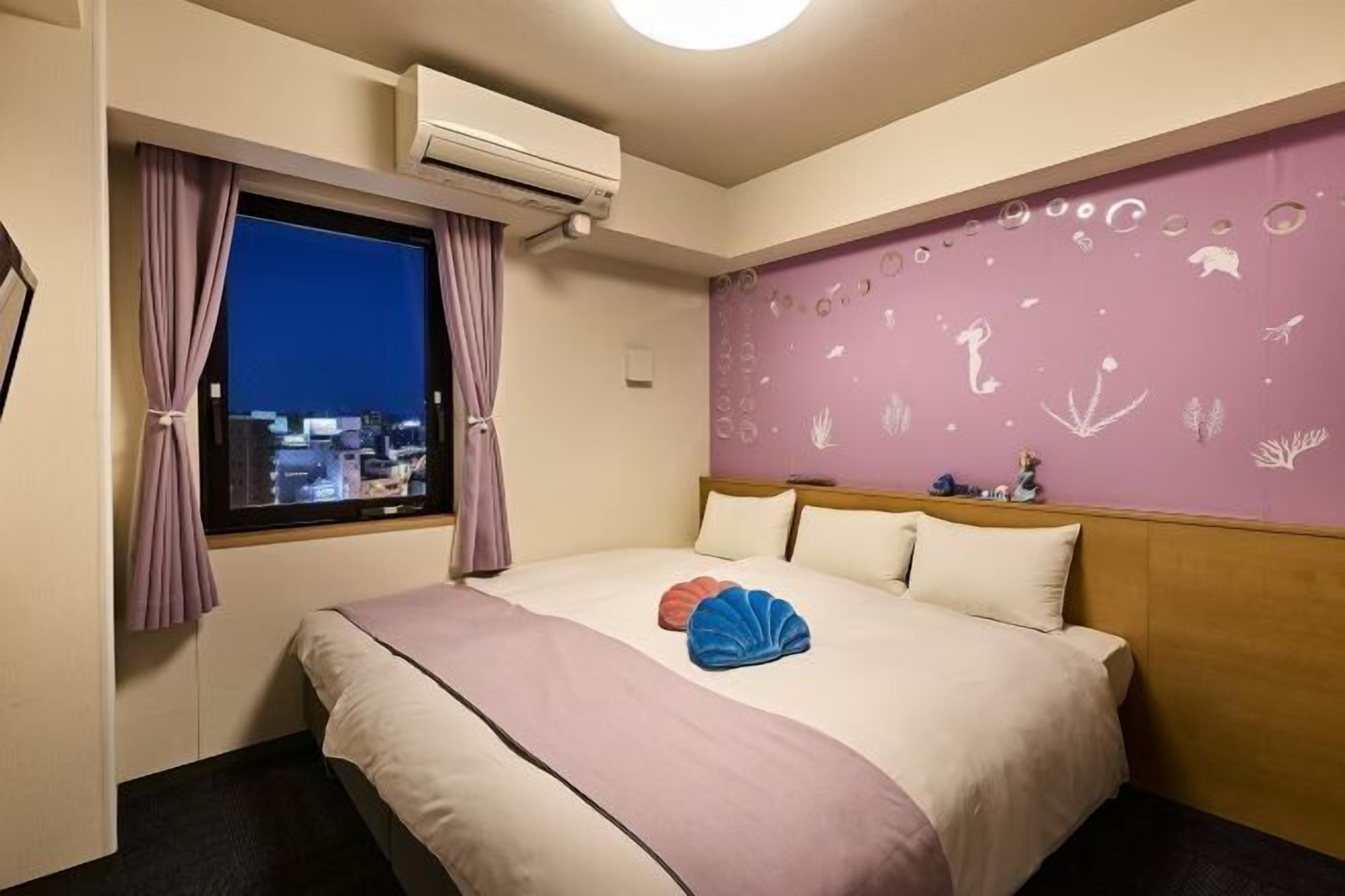 Premium bedding, desk, iron/ironing board, free WiFi