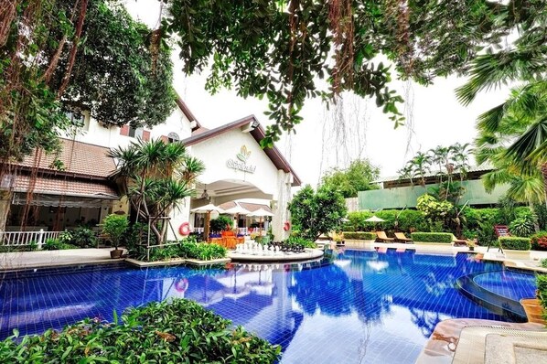 2 outdoor pools