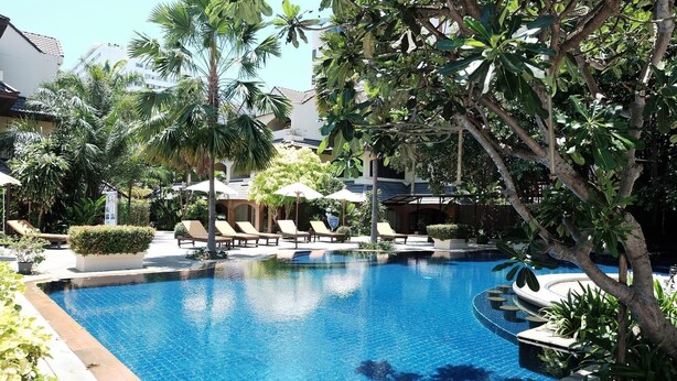 2 kolam renang terbuka 