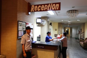 Quầy tiếp tân