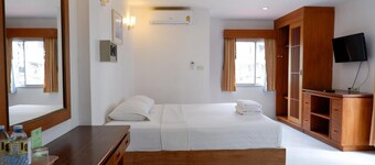 18 Coins Pattaya Hostel