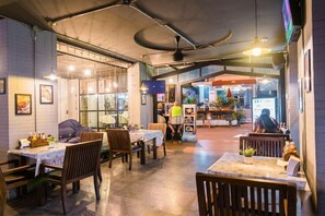 Breakfast, lunch, dinner served; Thai cuisine 