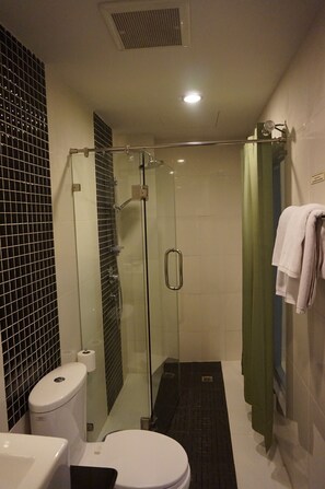Suite Double | Badezimmer | Dusche, kostenlose Toilettenartikel, Handtücher