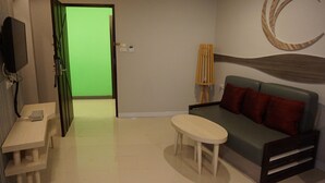 Suite Double | Living area | 32-inch LED TV with satellite channels, TV - SF Biz Hotel (Khon Kaen)