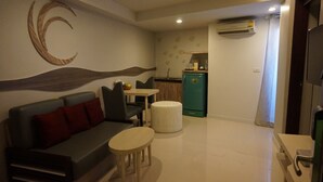 Suite Double | Living area | 32-inch LED TV with satellite channels, TV - SF Biz Hotel (Khon Kaen)