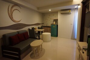 Suite Double | Ruang tamu | 32 inci televisyen LED dengan satelit, TV