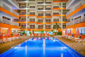 2 piscinas externas, espreguiçadeiras
