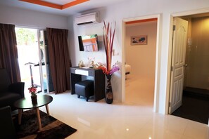 In-room safe, desk, blackout curtains, rollaway beds - Sunset Apartments (Pattaya)