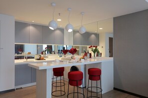 Phòng Suite | Két bảo mật tại phòng, bàn, màn/rèm cản sáng 
