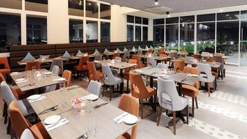 Daily buffet breakfast (MYR 40 per person)